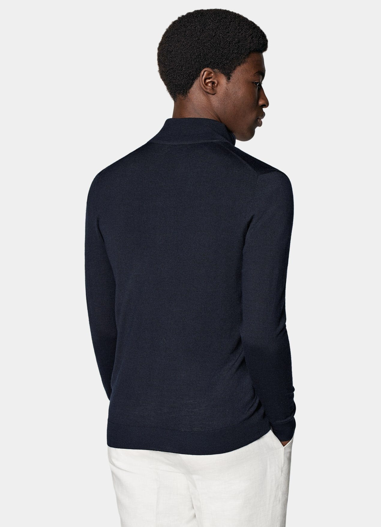 Pull-over mi-bas bleu foncé pour hommes en coton côtelé pour un look sportif.