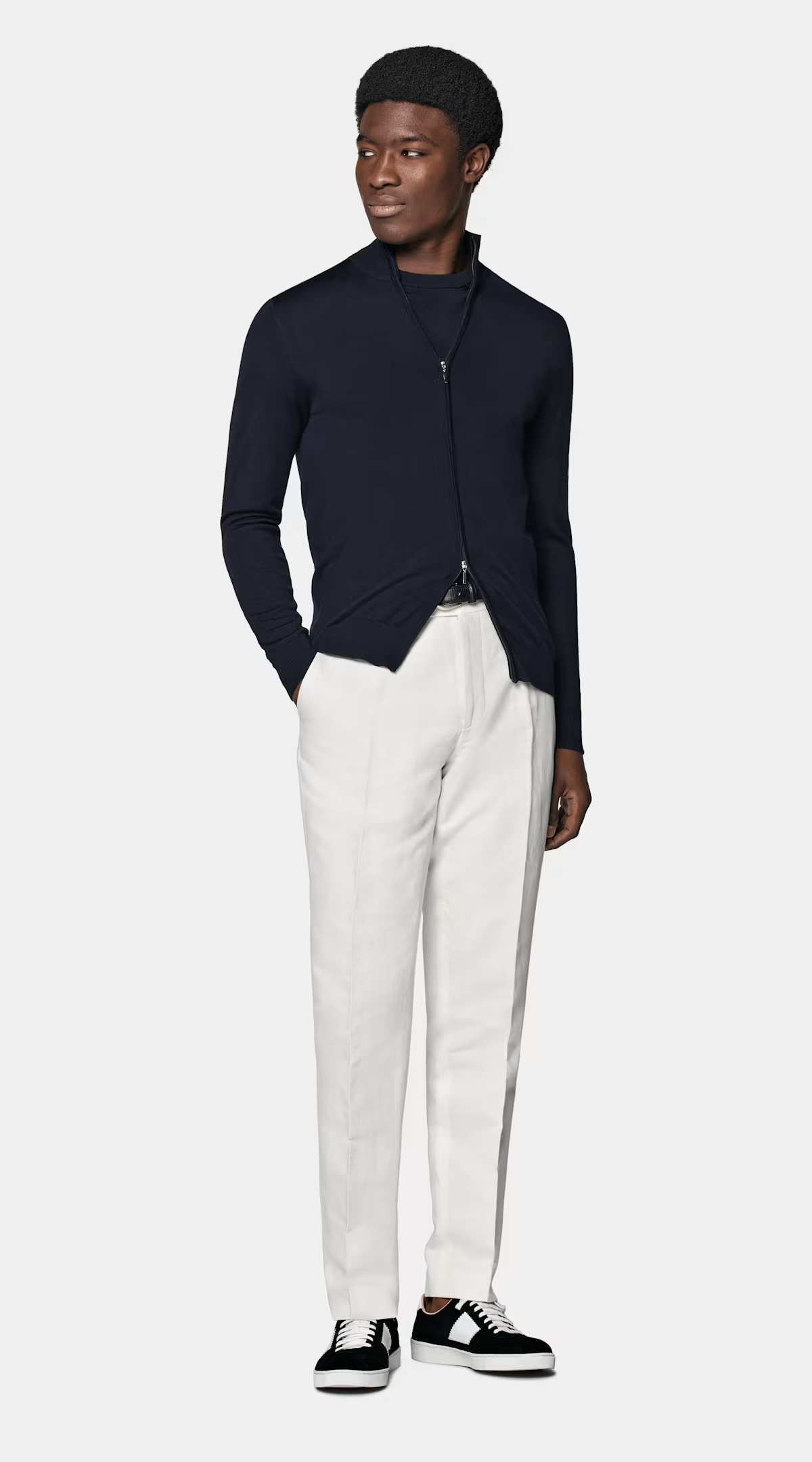 Pull-over mi-bas bleu foncé pour hommes en coton côtelé pour un look sportif.