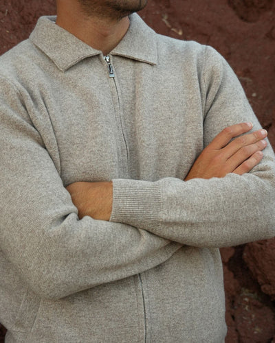 homme-beige-pull-zip-cashmere-design-intemporel-et-élégant