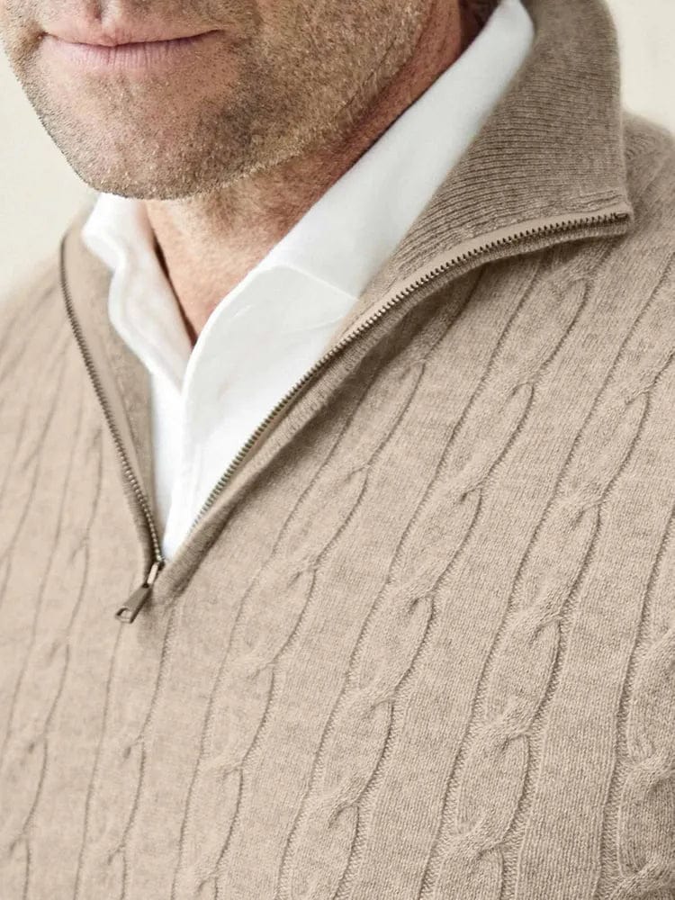 homme-chambre-beige-pull-câblé-semi-zip-design-élégant-et-silhouette-classique-pour-un-style-élevé