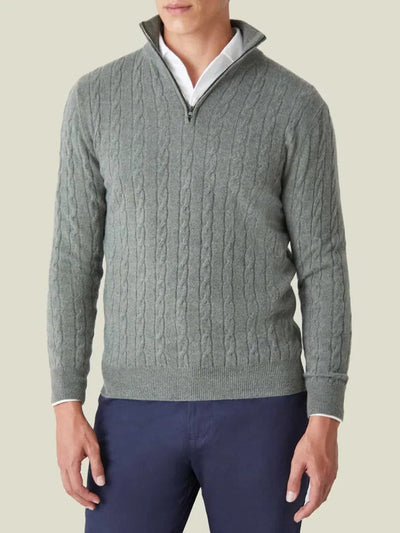 homme-vert-mousse-pull-câblé-semi-zip-design-élégant-et-silhouette-classique-pour-un-style-élevé