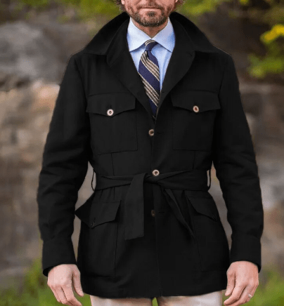 Veste de terrain noire classique pour hommes avec quatre poches et ceinture pour une esthétique extérieure raffinée et intemporelle