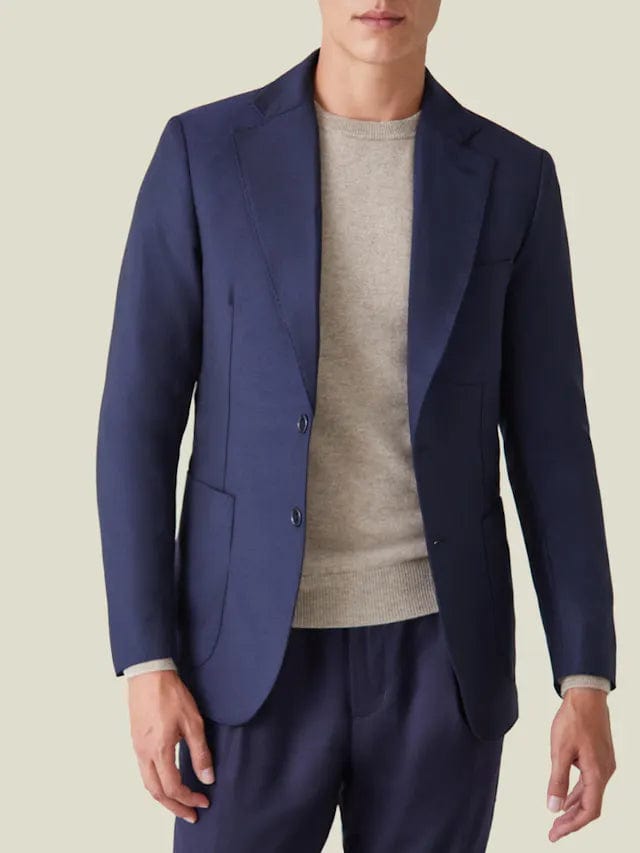 Homme-veste-bleue-avec-un-design-classique-deux-pièces-et-un-pull-gris-élégant