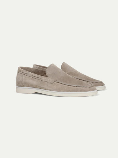 Mocassins en daim beige pour hommes avec bords sans couture et design élégant.