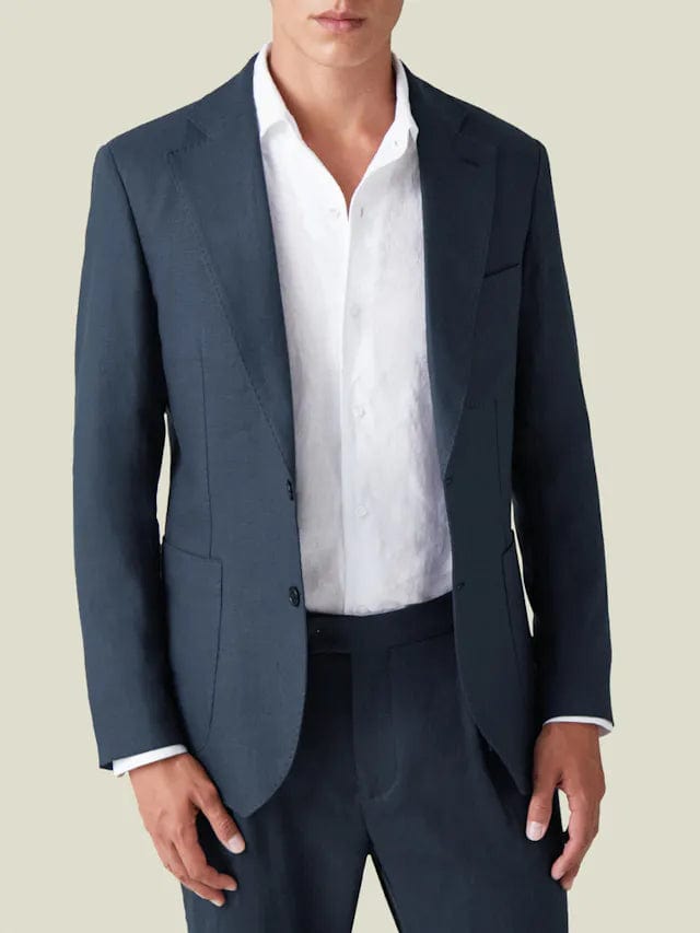 Hommes-costume-de-lin-bleu-sur-mesure-avec-col-de-chemise-classique-blanc-détaillé