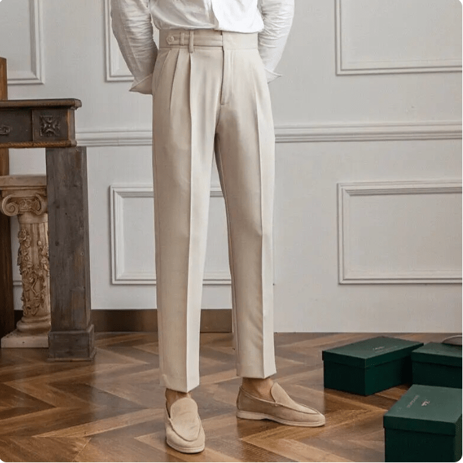 homme-crème-pantalon-de-costume-taille-haute-modèle-affiche-l'élégance-classique