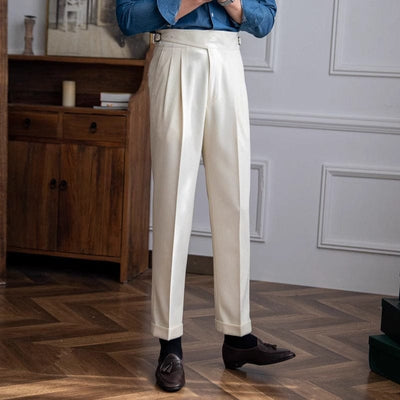 Le-modèle-homme-portera-un-pantalon-crème-avec-une-pointure-haute-élégante-et-classique-design