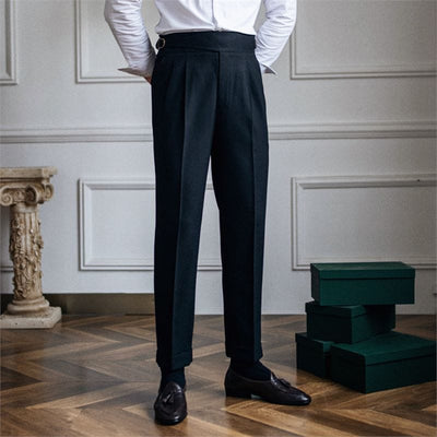 Le-modèle-homme-portera-un-pantalon-noir-avec-un-haut-poignet-élégant-et-classique-design