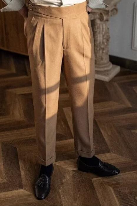 Le-modèle-homme-portera-un-pantalon-orange-avec-une-ceinture-haute-élégante-et-classique-design