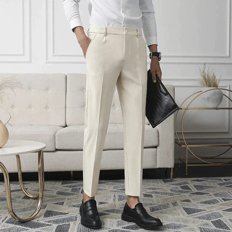 Pantalon en lin blanc sur mesure pour homme avec une taille haute et une coupe plissée élégante