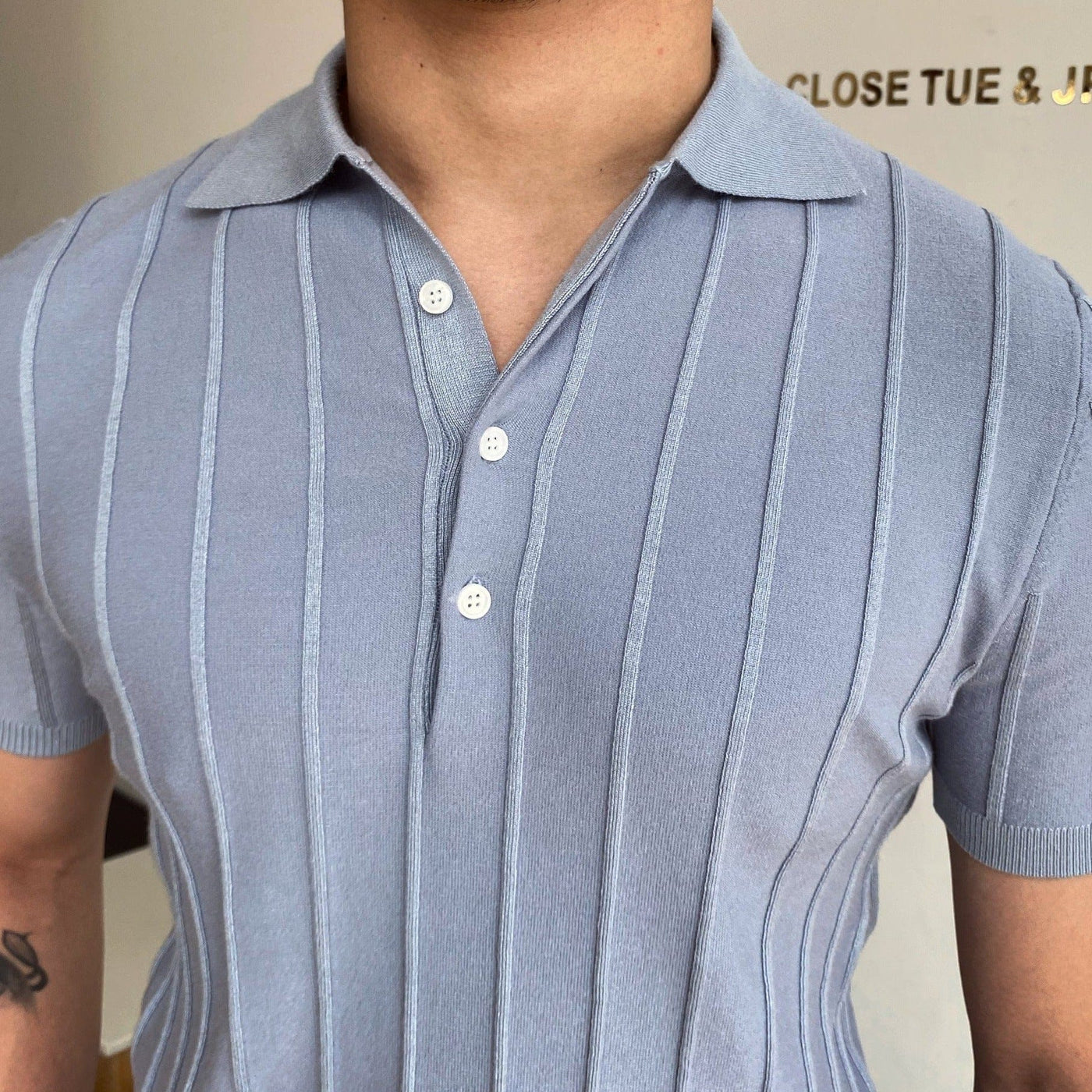 Polo bleu clair à manches courtes pour hommes avec bandes verticales et fermeture à boutons