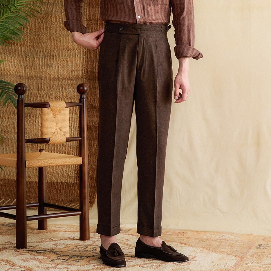 Hommes-marron-pantalon-taille-haute-avec-look-vintage-et-couture-plissée-élégante