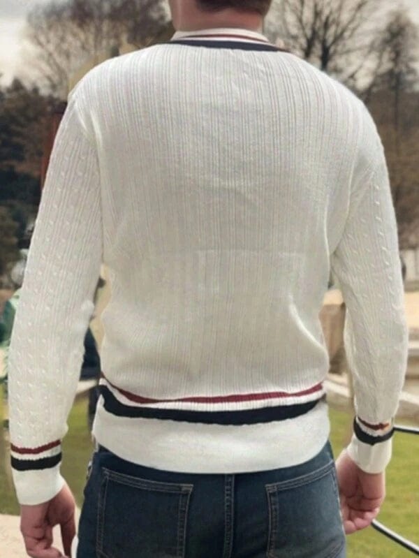 Pull en V blanc pour hommes avec côtes-accents rouge-bleu-design-vintage-style-élégant