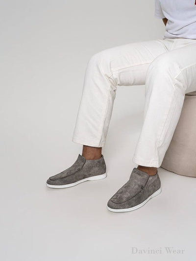 mocassins-hommes-gris-en-suède-sublime-au-design-simple-et-intemporel