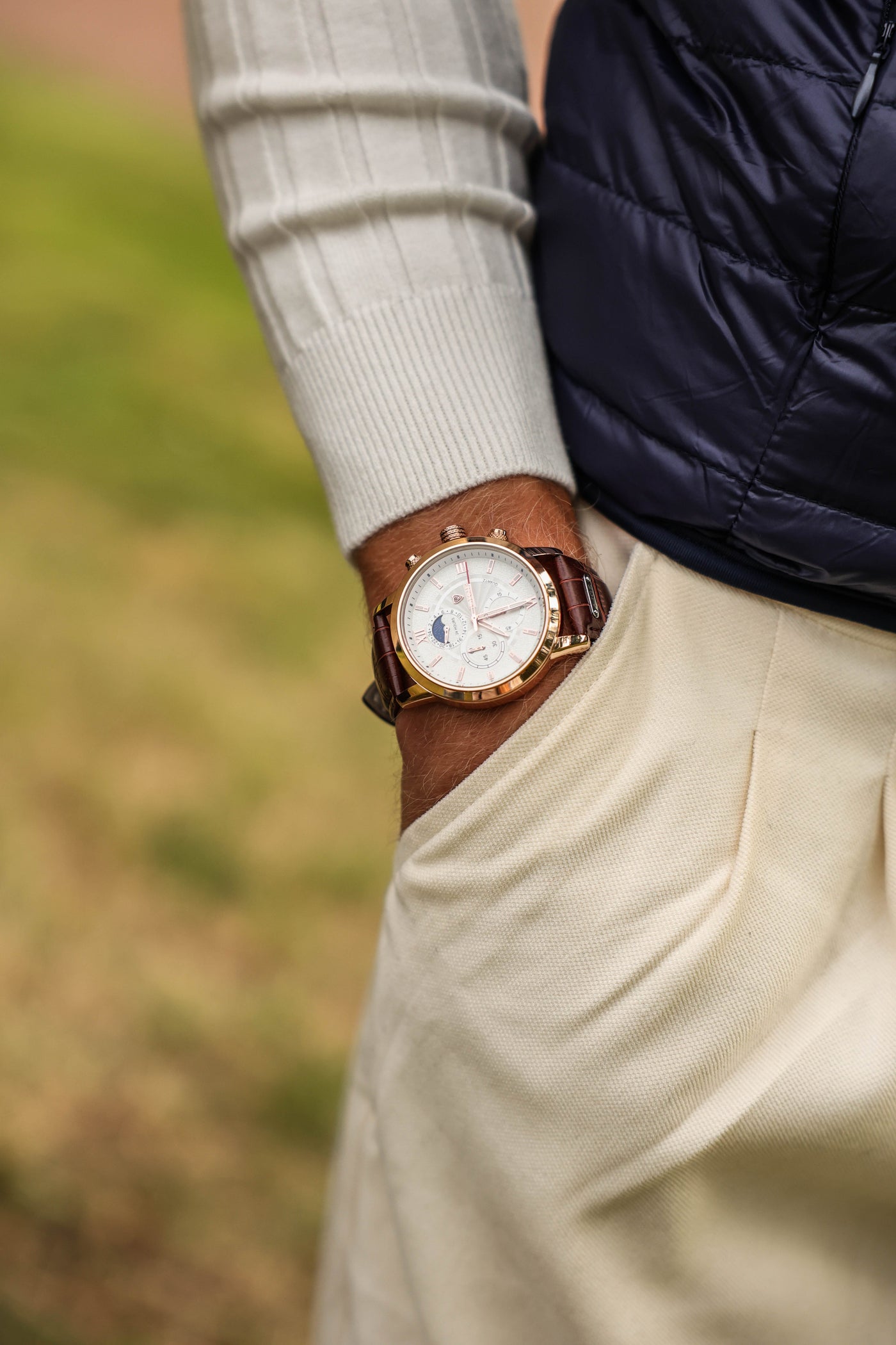 Montre de luxe pour homme-bracelet en cuir brun- cadran argenté-et-élégance