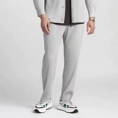 Pantalon gris à côtes pour hommes avec coupe décontractée et silhouette moderne-élégante.