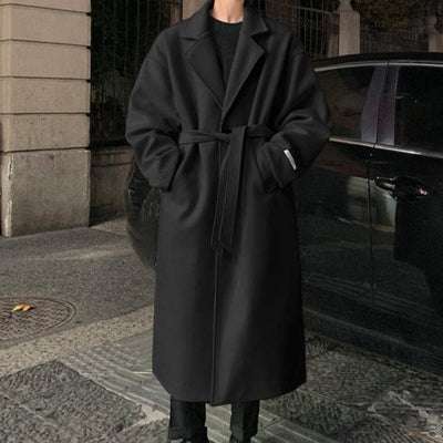 Manteau de laine noir long pour homme-avec-une-ceinture-classique-et-des-épaules-découpées-pour-un-style-moderne-et-intemporel