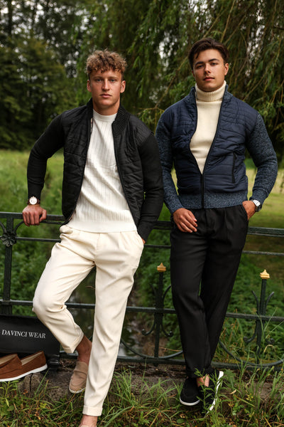 twee-mannen-model-draagt-een-zwart-en-blauw-leren-jasje-in-front-met-een-elegant-en-casual-design