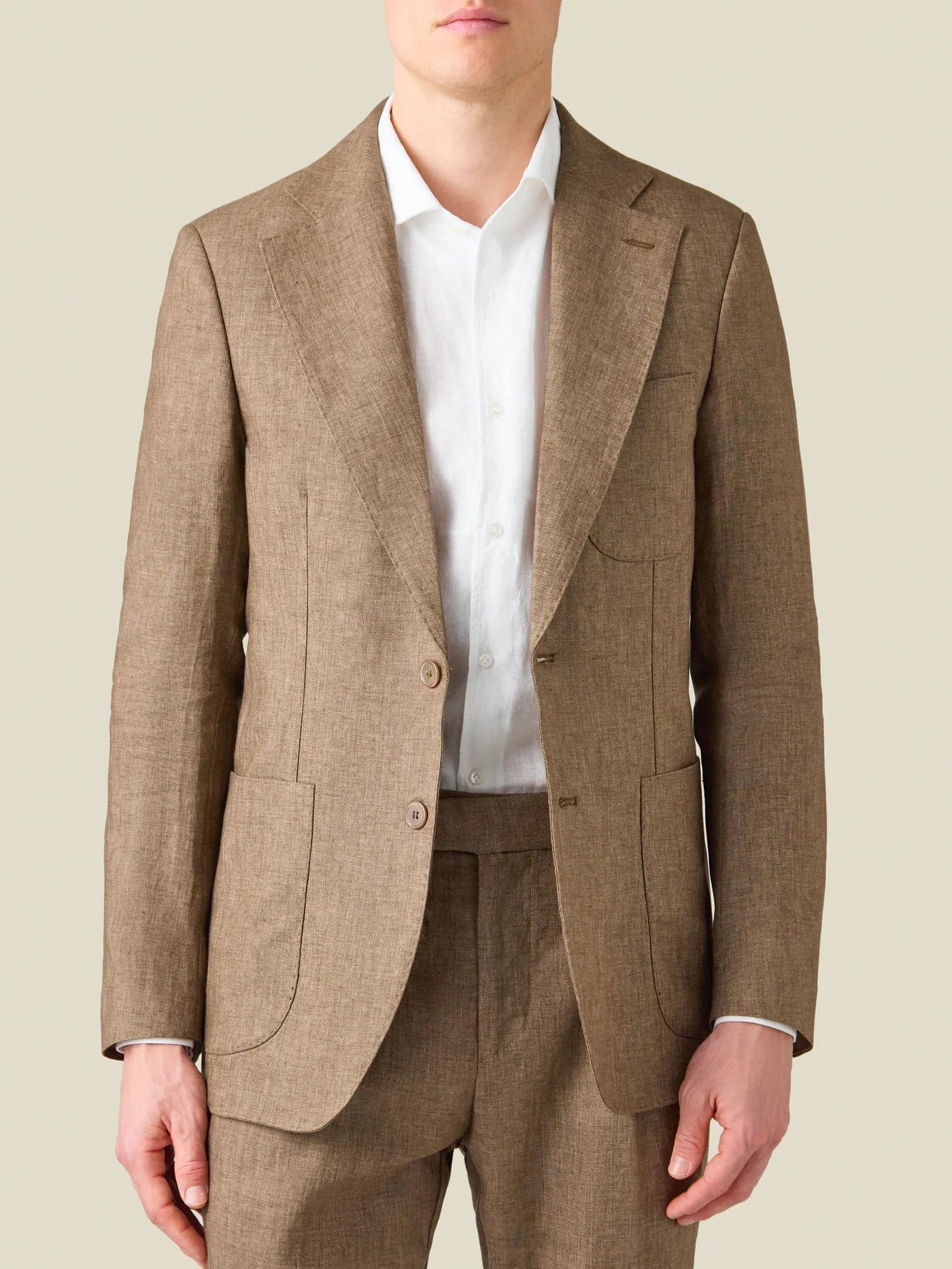 Heren-beige-tailored-linnen-pak-met-klassiek-wit-shirt-kraag-detailing