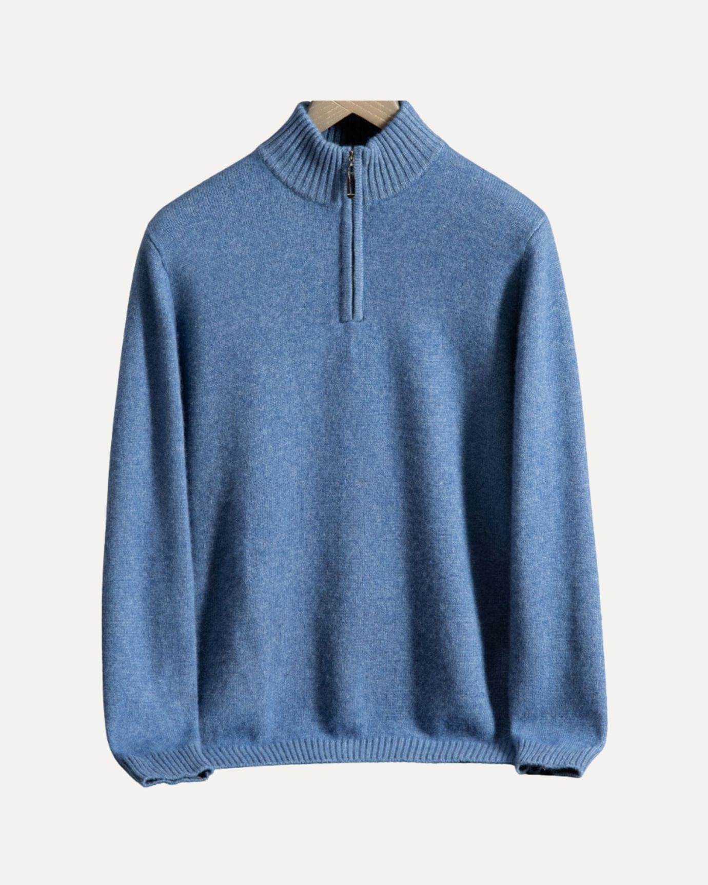 Heren-cashmere-sweater-met-halfrits-lichtblauw-met-geribde-manchetten-en-modern-uitgesneden