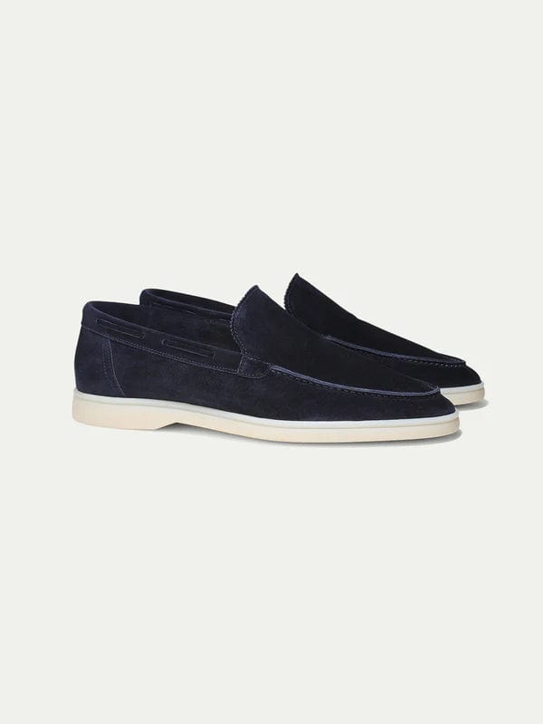 Heren-navy-blue-suede-loafers-met-elegante-witte-zolen-en-veelzijdig-ontwerp-voor-een-stijlvol-uiterlijk