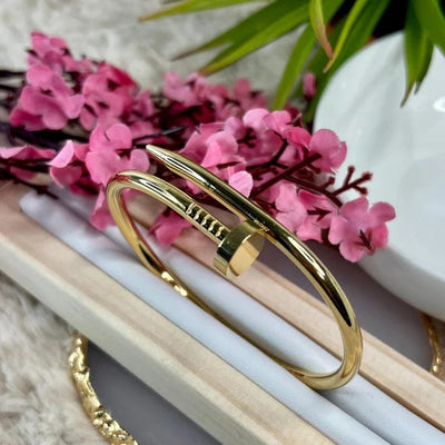 goud-roestvrij-staal-armband-in-een-nagel-ontwerp-model-stromend-tijdloos-onderkoeld-elegantie