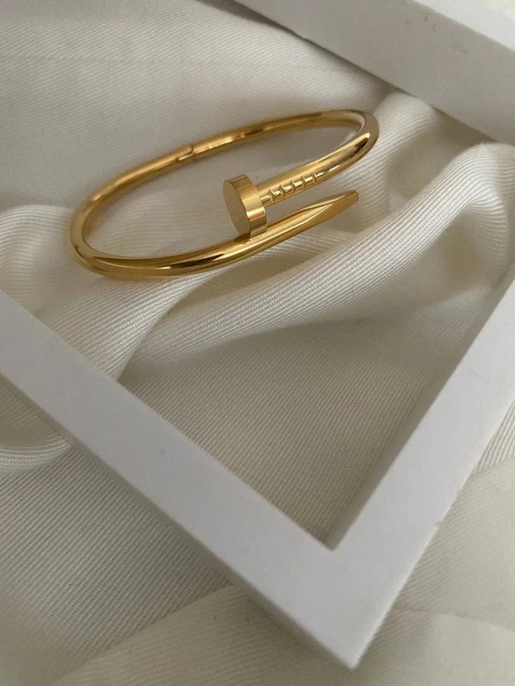 goud-roestvrij-staal-armband-in-een-nagel-ontwerp-model-stromend-tijdloos-onderkoeld-elegantie